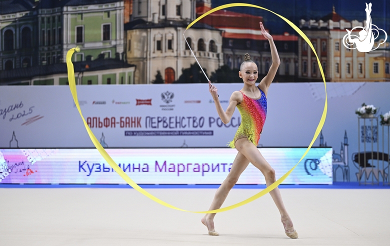 Маргарита Кузьмина во время упражнения с лентой