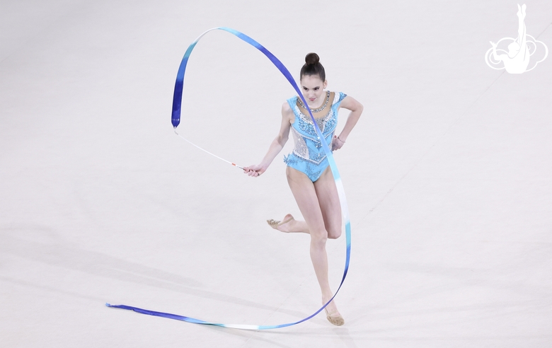 Анна Адмакина во время упражнения с лентой