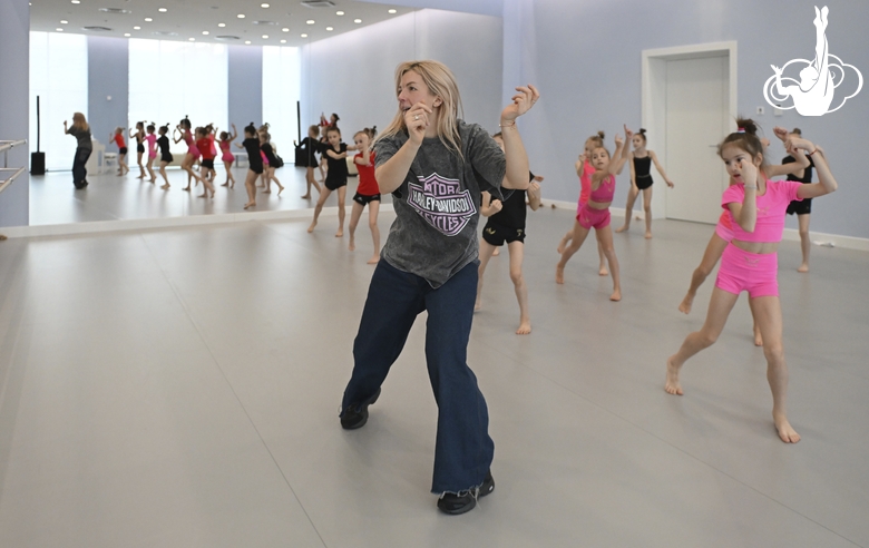 Занятие под руководством педагога Алеси Мах на сборах в Академии