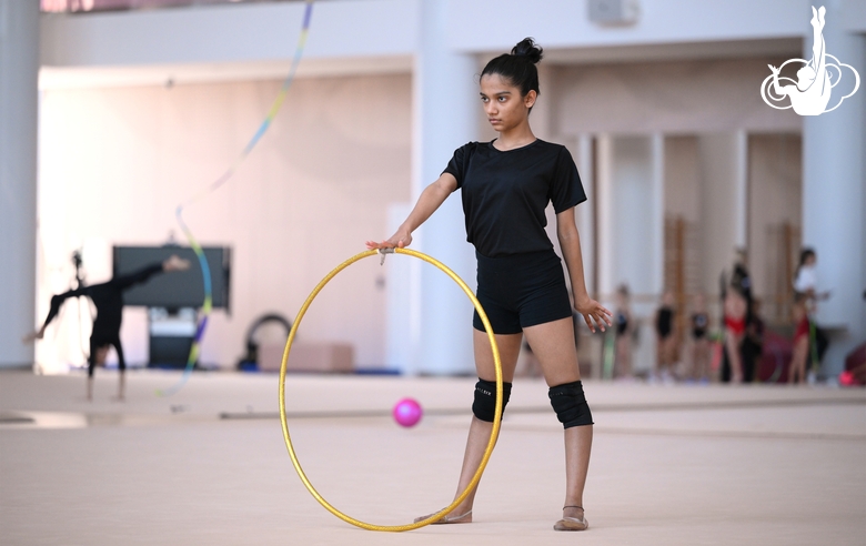 Гимнастка Арья Нитеш Кадам во время тренировки в Академии