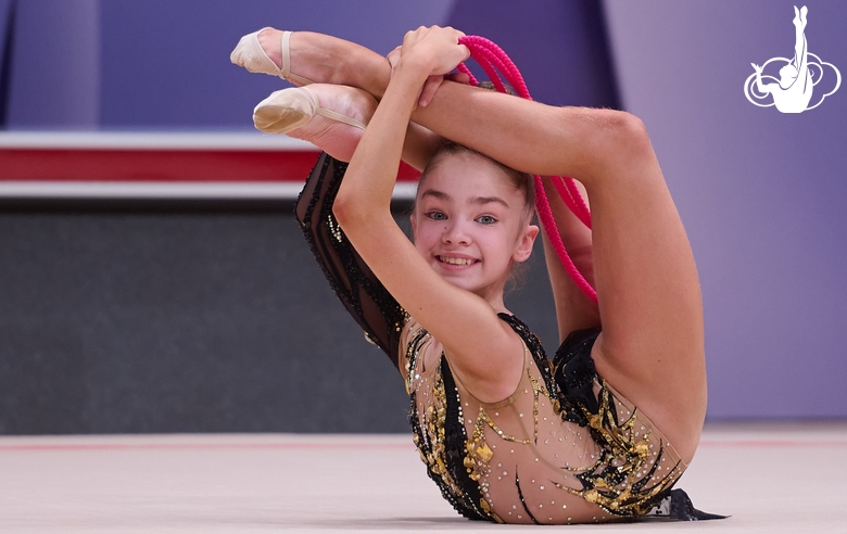 Ксения Савинова во время упражнения со скакалкой на контрольной тренировке