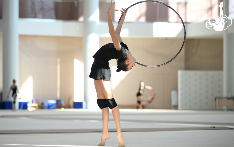 Анна Вакуленко во время упражнения с обручем