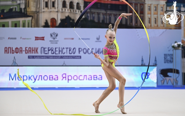 Ярослава Меркулова во время упражнения с лентой