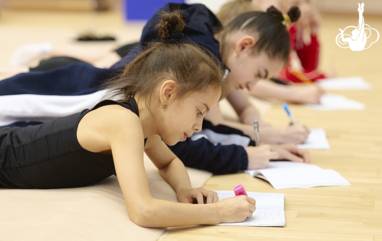 Сабина Саматова и Анна Вакуленко во время занятия с психологом