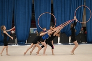 Гимнастки во время упражнения с обручами на опробовании ковра в Академии единоборств