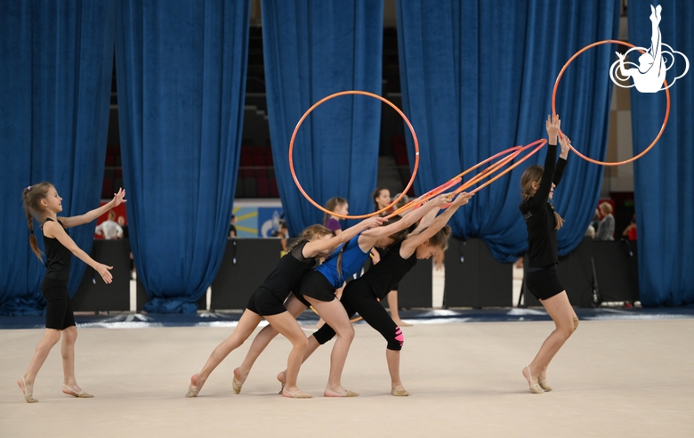 Гимнастки во время упражнения с обручами на опробовании ковра в Академии единоборств