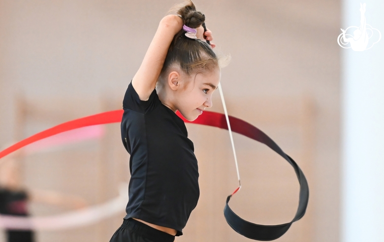 Ксения Савинова во время упражнения с лентой