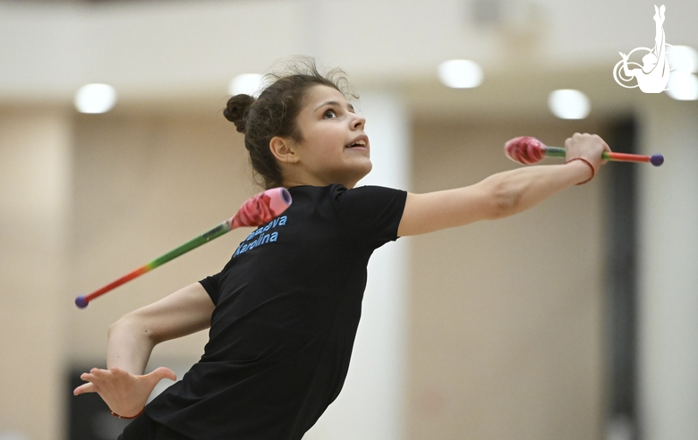 Каролина Тарасова во время упражнения с булавами