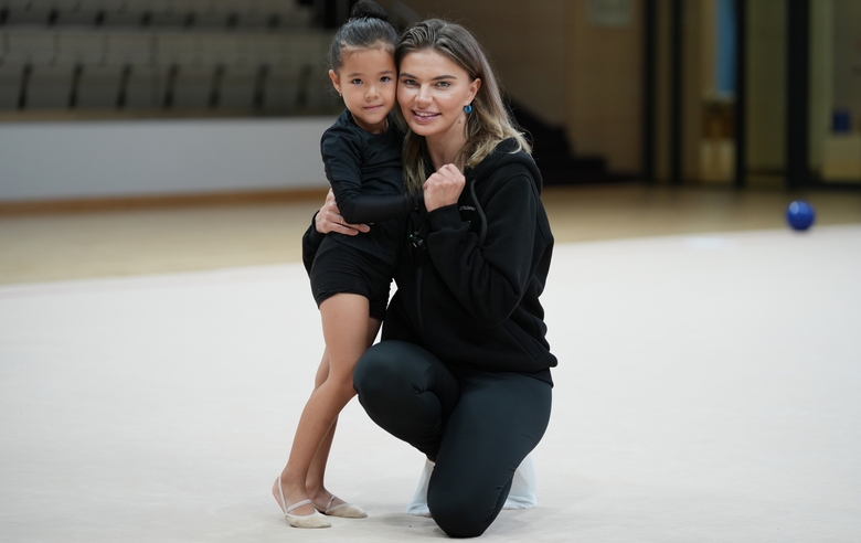 6 сентября 2024. Олимпийская чемпионка Алина Кабаева с юной гимнасткой во время отбора