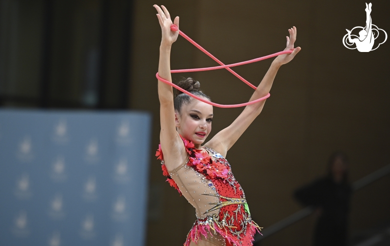 Гимнастка во время упражнения со скакалкой на турнире в Сириусе