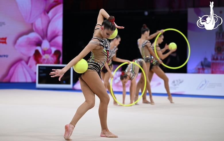 Групповички из Москвы во время упражнения с мячами и обручами