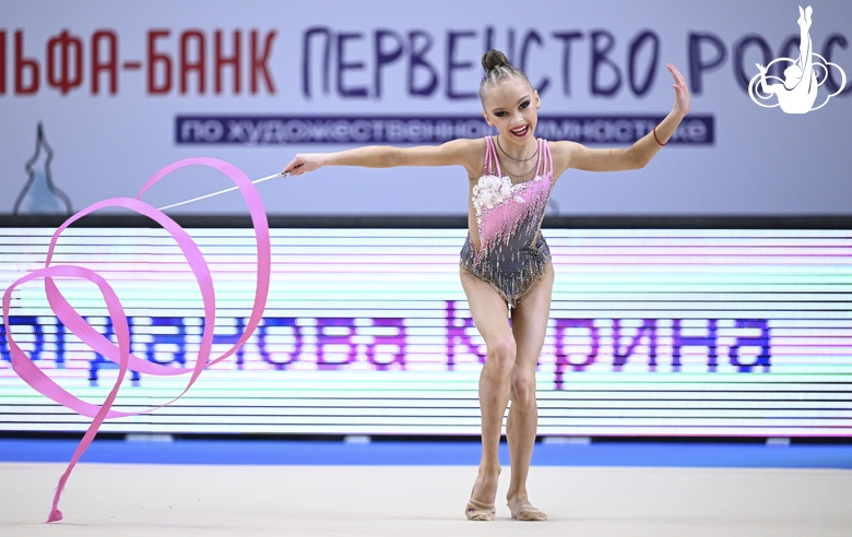 Карина Богданова во время упражнения с лентой