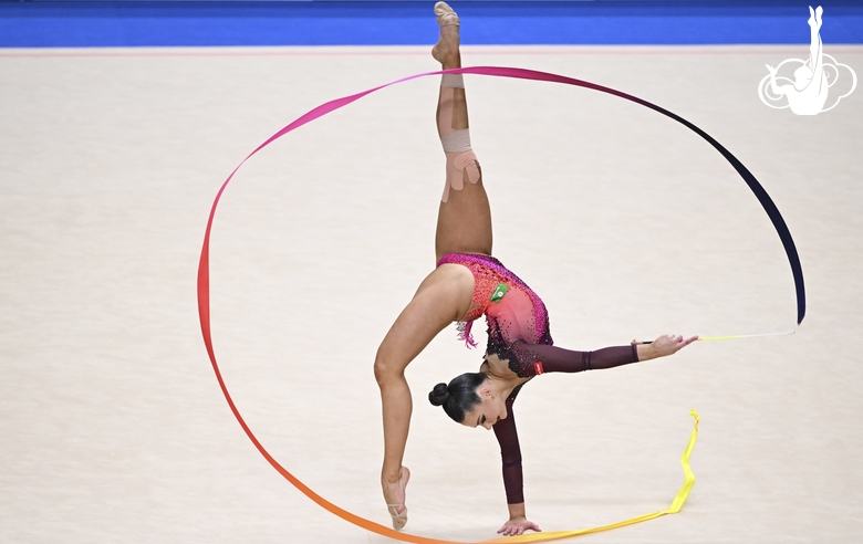 Лала Крамаренко во время упражнения с лентой