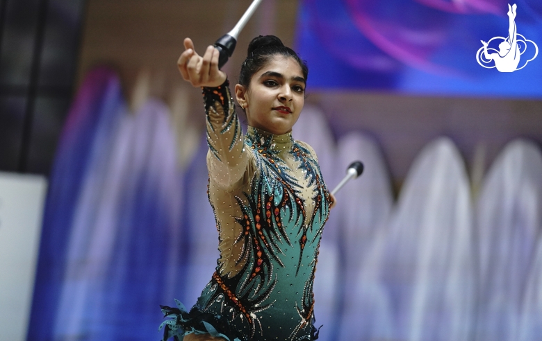 Лайф Адлакха (Индия) в упражнении с булавами