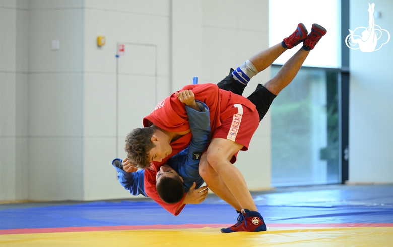 Участники сборов во время тренировки в Академии единоборств