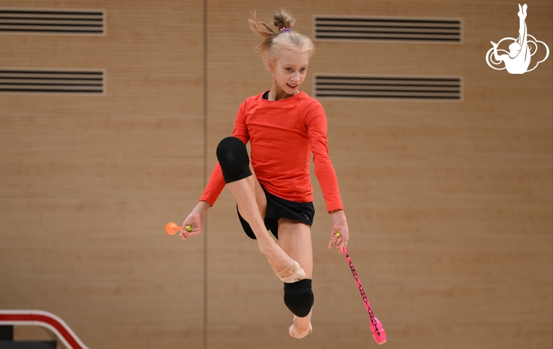 Гимнастка во время упражнения с булавами на опробовании ковра в Академии художественной гимнастики «Небесная грация» Алины Кабаевой