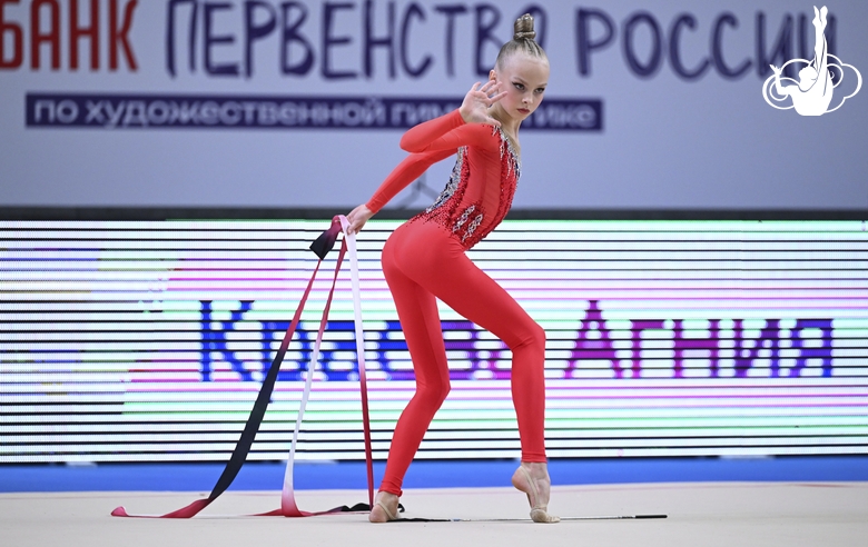 Агния Краева во время упражнения с лентой