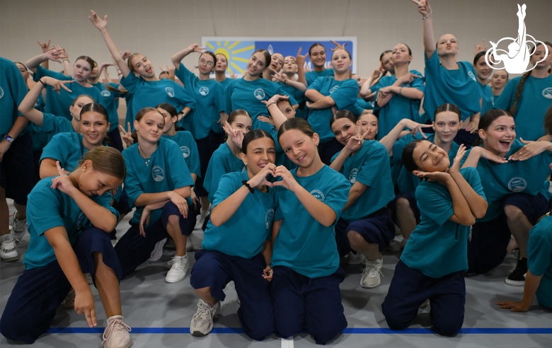 Участники интенсива студии танца Аллы Духовой TODES во время флешмоба