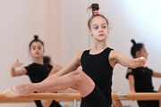 Мирослава Монина во время занятия хореографией