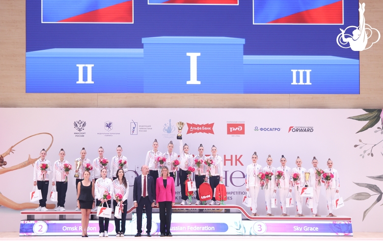 Церемония награждения в многоборье групповых упражнений по программе юниорок