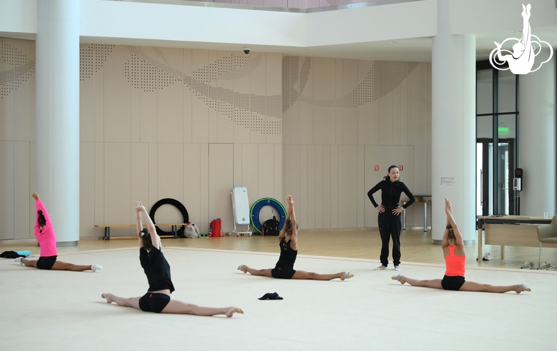 Гимнастки на занятии во время восстановительных сборов в Академии