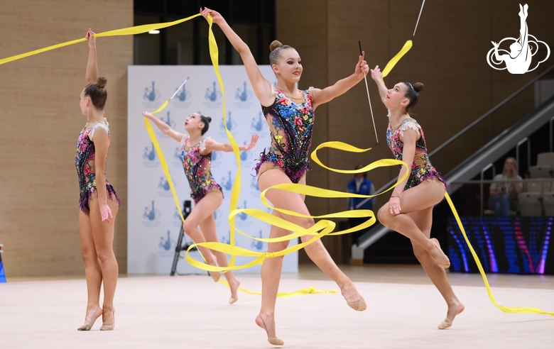 Групповички во время упражнения с лентами