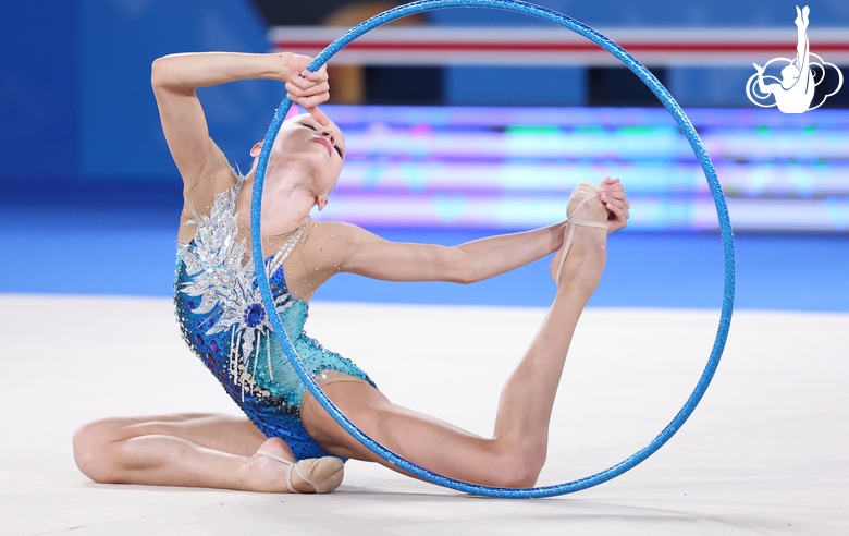 Анастасия Ильенко во время упражнения с обручем