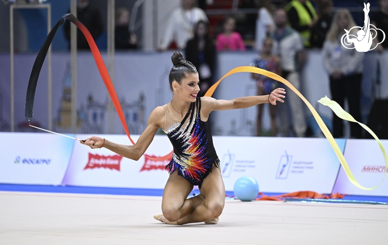 Каролина Тарасова во время упражнения с лентой