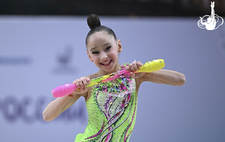 Полина Приз во время упражнения с булавами