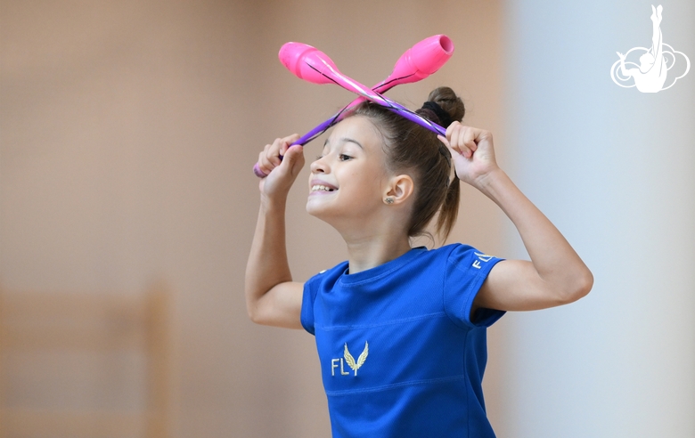 Гимнастка во время занятия на учебно-тренировочных сборах в Академии