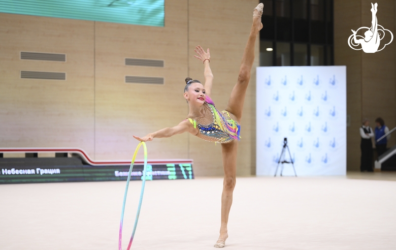 Кристина Боженко во время упражнения с обручем