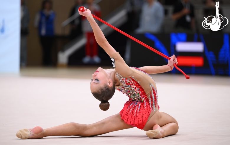 Гимнастка во время упражнения со скакалкой