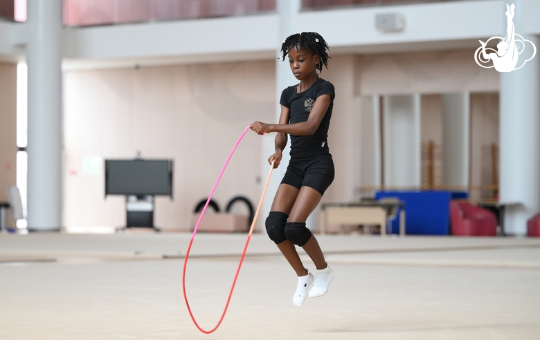 Гимнастка Нкенко-Сита Давина Шансельви во время занятия на сборах в Академии