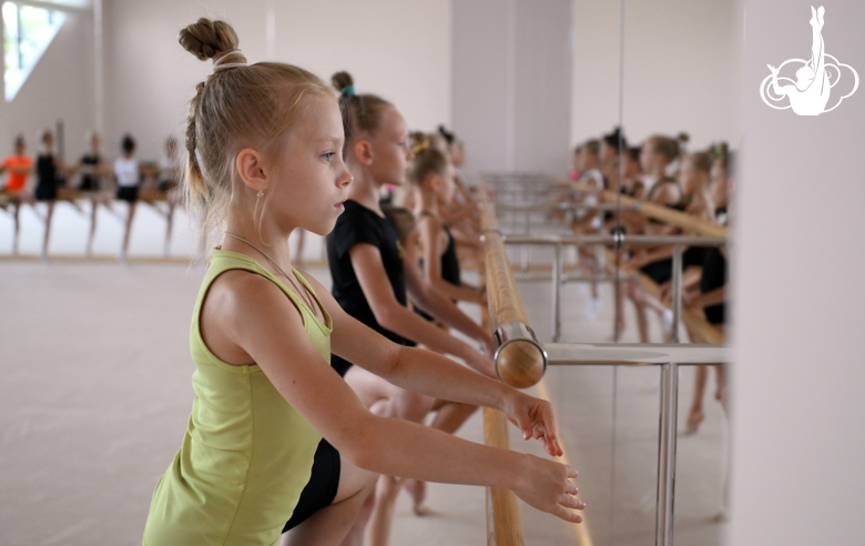 Гимнастки во время хореографии на учебно-тренировочных сборах в Академии