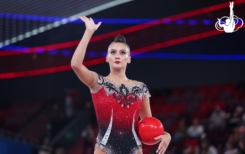 Алина Горносько после упражнения с мячом