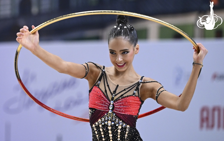 Анастасия Попова во время упражнения с обручем