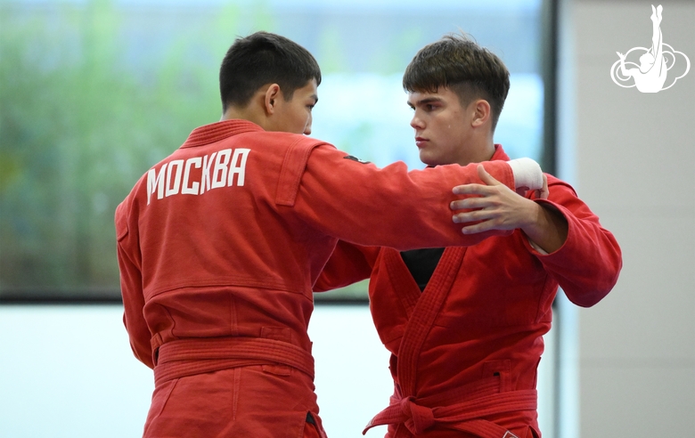 Участники сборов во время тренировки в Академии единоборств