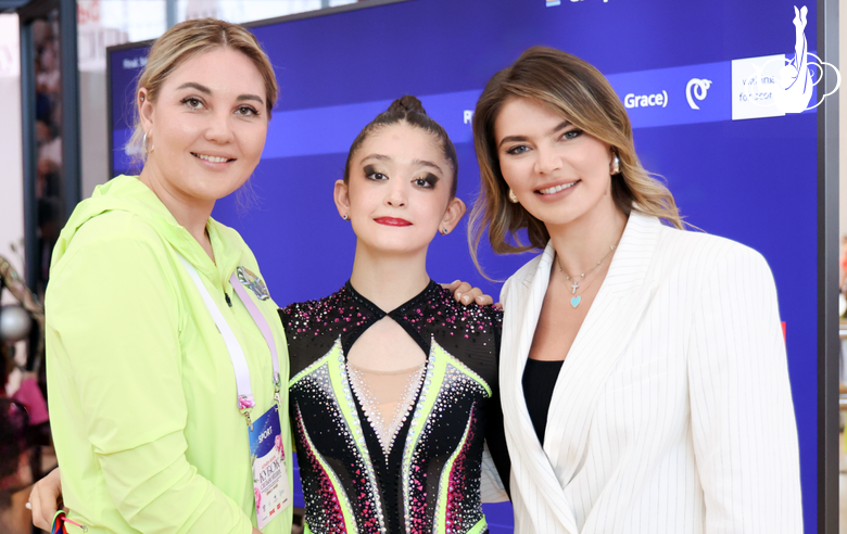 Олимпийская чемпионка Алина Кабаева с гимнасткой Лолой Джураевой и тренером Инарой Саттаровой на этапе «Кубка сильнейших» в Академии