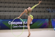 Алиса Спицина во время упражнения с обручем