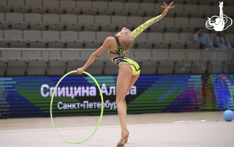 Алиса Спицина во время упражнения с обручем
