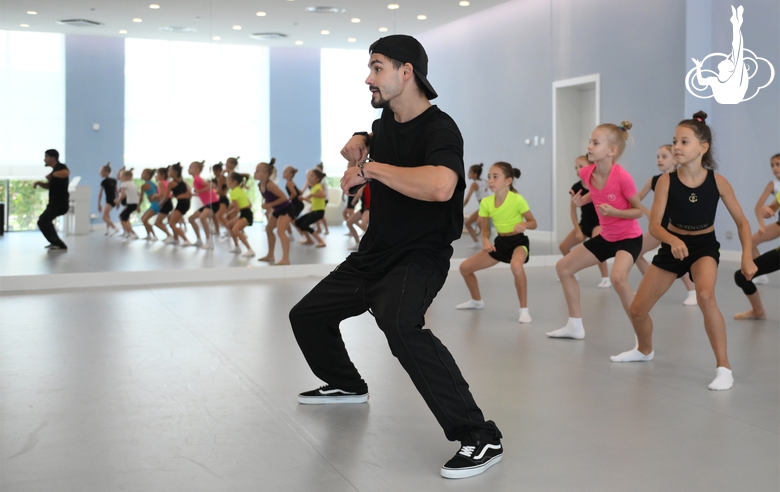 Хореограф Артур Нуреев с гимнастками во время занятия на учебно-тренировочных сборах в Академии