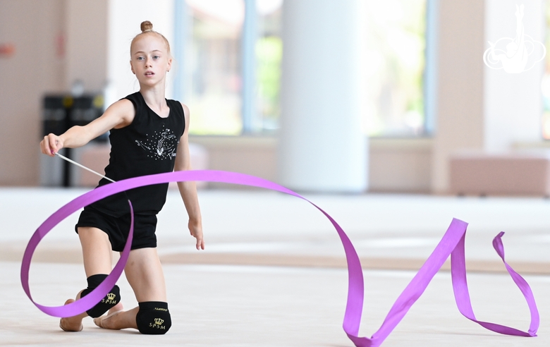 Ольга Черных во время упражнения с лентой