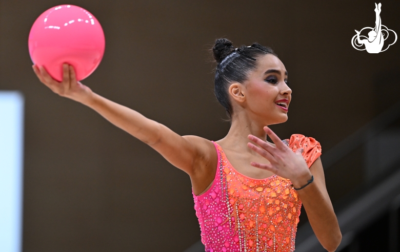 Гимнастка во время выполнения упражнения с мячом на всероссийском турнире «Кубок "Небесная грация"»