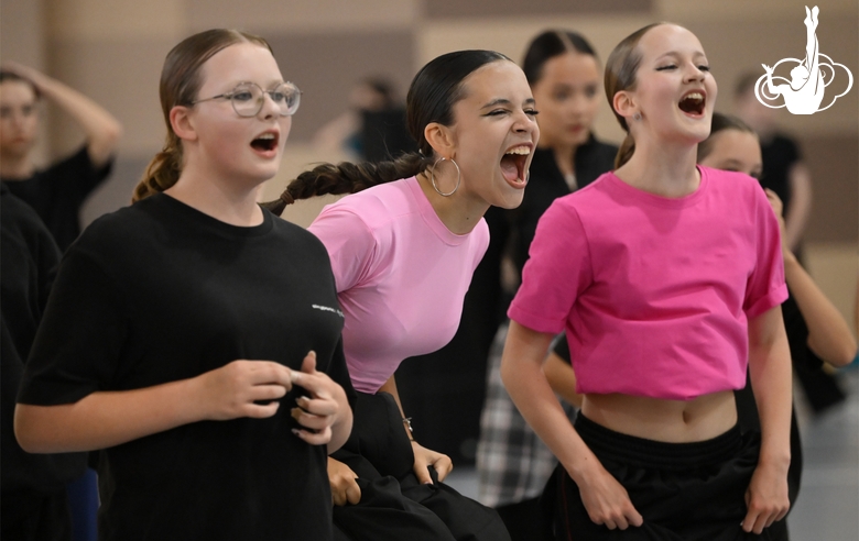 Участницы интенсива студии танца Аллы Духовой TODES во время флешмоба