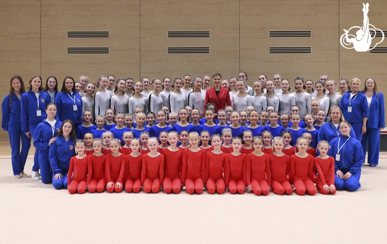 Олимпийская чемпионка Алина Кабаева c участницами фестиваля, посвященного 80-летию Победы в Великой Отечественной войне