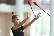 Ксения Савинова с булавами на тренировке