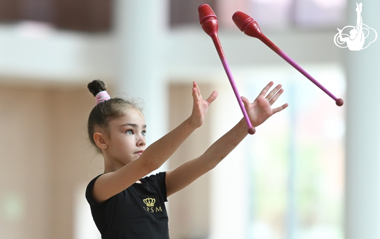 Ксения Савинова с булавами на тренировке