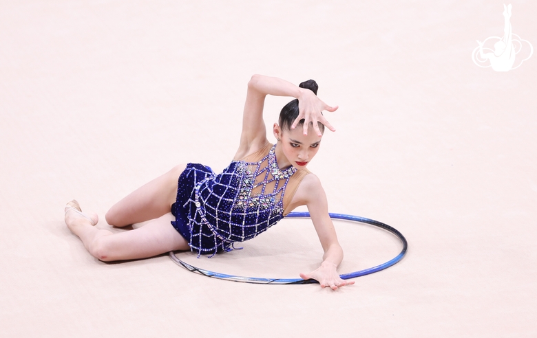 Ясмина Алимардонова во время упражнения с обручем