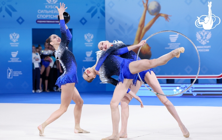 Национальная команда Республики Беларусь во время упражнения с обручами и мячами