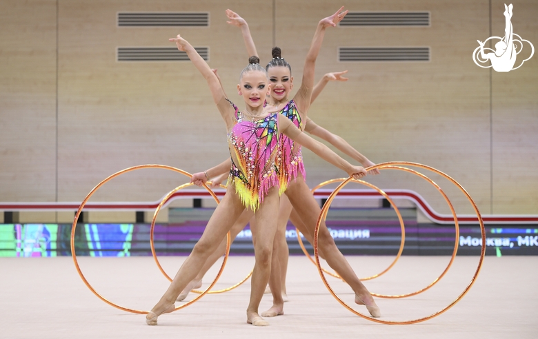 Групповички МКСШОР «Север» из Москвы во время упражнения с обручами